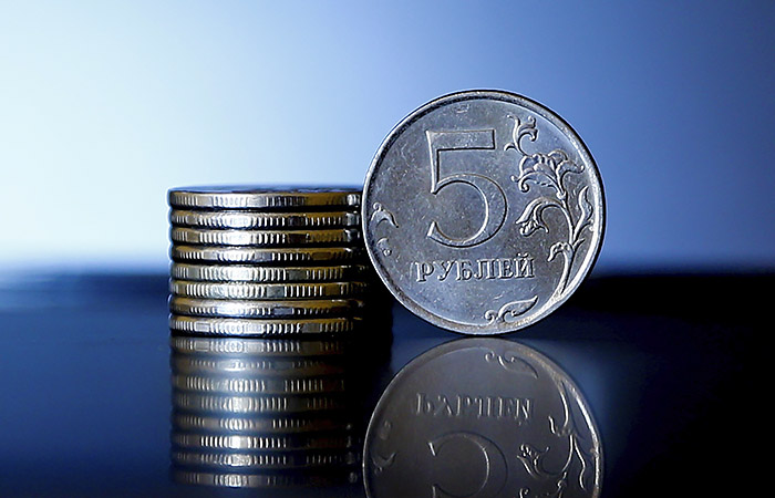 Рубль утром умеренно ослабел к доллару и евро вслед за нефтью