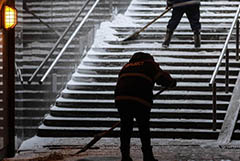 Москвичей предупредили о ночном снеге и обледенении