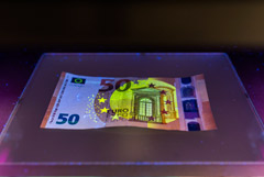 Число фальшивых иностранных банкнот в РФ выросло в разы в I квартале