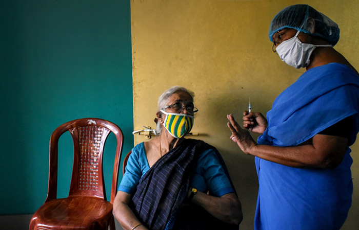 Индия с 1 мая начнет прививать граждан вакциной "Спутник V"