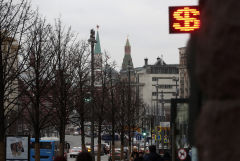 Рубль утром слегка снижается к доллару и евро вслед за нефтью