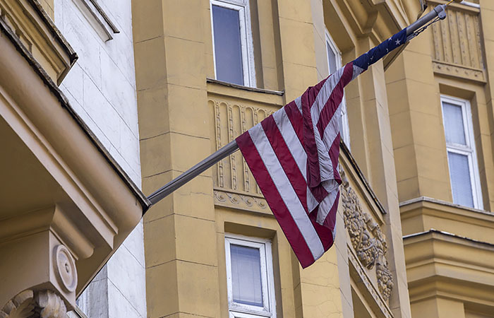 Посольство США в Москве сократит до минимума оказание консульских услуг
