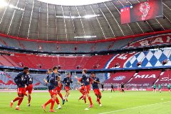 "Бавария" в девятый раз подряд выиграла чемпионат Германии по футболу