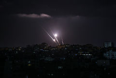 Около 180 ракет запустили в среду из сектора Газа в сторону Израиля