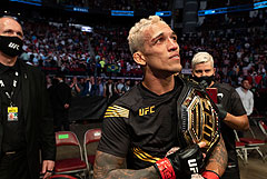 Оливейра стал новым чемпионом UFC  в легком весе после Нурмагомедова