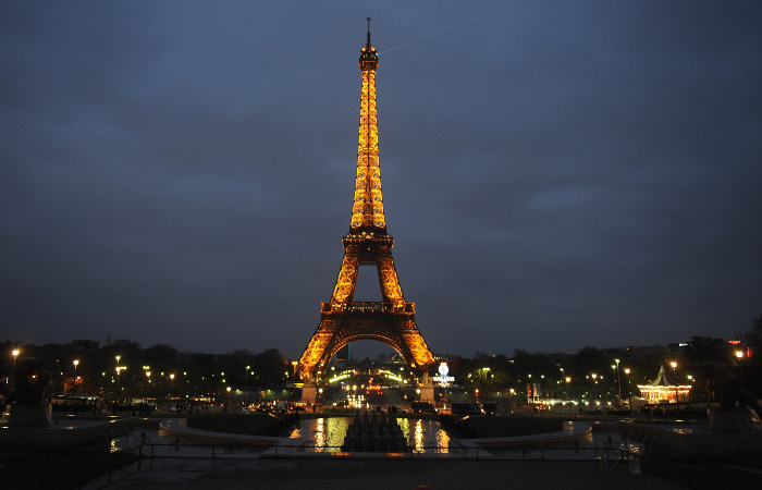 Эйфелеву башню откроют для посетителей 16 июля