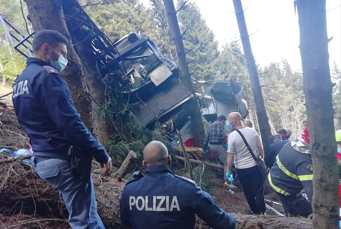 Кабинка с людьми разбилась на канатной дороге в Италии