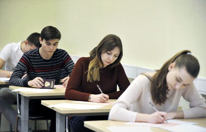 Во вторник российские выпускники начнут сдавать госэкзамены