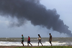 Индия отправила помощь судну с кислотой, шестой день горящему у Шри-Ланки