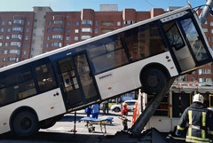 В Петербурге автобус с пассажирами врезался в фонарный столб