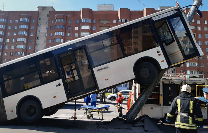 В Петербурге автобус с пассажирами врезался в фонарный столб