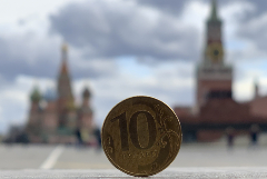 Рубль незначительно снижается к доллару и евро вслед за нефтью