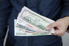 Рубль незначительно изменился к доллару и евро в ожидании новых триггеров