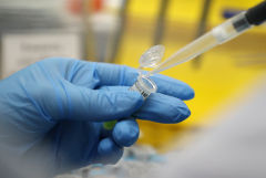 ФМБА заявило об эффективности новой вакцины при любой мутации коронавируса
