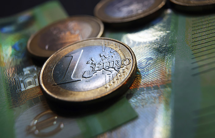 Евро опустился ниже 89 руб. впервые с 1 апреля