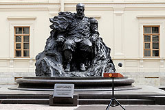 Скульпторы исправили ошибку на открытом в Гатчине памятнике Александру III