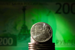 Рубль незначительно меняется к доллару и евро на старте торгов в среду