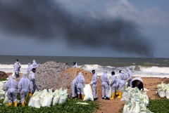 Шри-Ланка потребовала $40 млн от владельца сгоревшего у ее берегов судна
