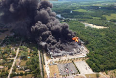 В штате Иллинойс загорелся химический завод