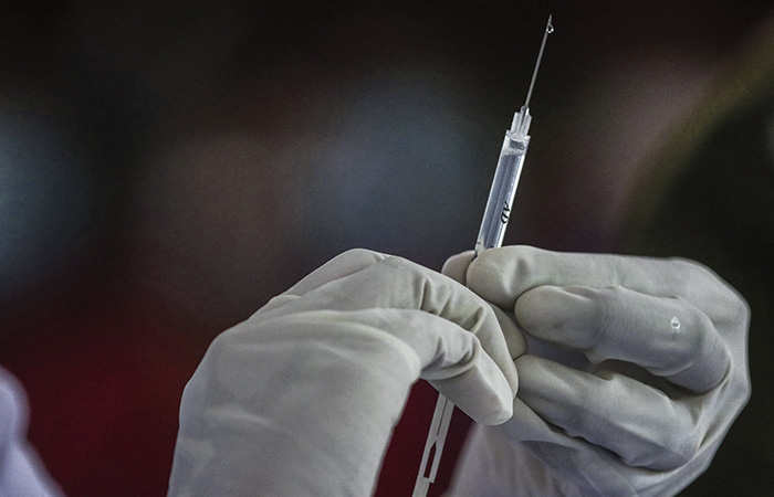 Новгородская область ввела с октября обязательную вакцинацию для работающих