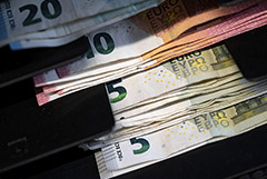 Курс евро упал ниже $1 впервые за 20 лет