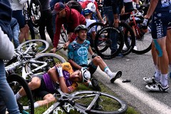Полиция начала розыск виновницы завала на гонке "Тур де Франс"