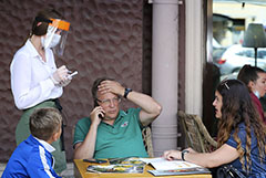 Нарушения антиковидных мер выявили на сотнях объектов торговли и общепита Петербурга