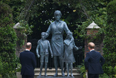 В саду Кенсингтонского дворца открыли памятник принцессе Диане