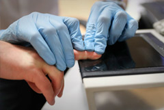 Путин ввел обязательную дактилоскопию и медосмотры для иностранцев