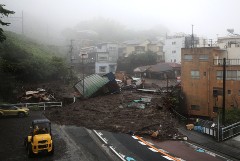 После схода оползня в Японии пропали 20 человек