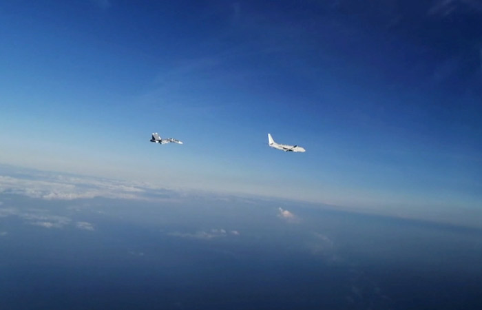 Истребители Су-30 сопроводили самолет-разведчик США над Черным морем