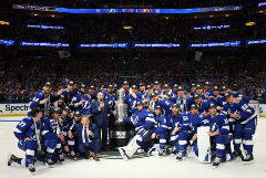 "Тампа" второй раз подряд выиграла Кубок Стэнли НХЛ