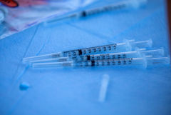 Pfizer и BioNTech запросят разрешение у регуляторов о бустере для вакцины от COVID-19