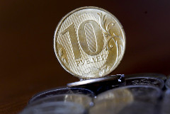 Рубль утром 12 июля почти не меняется к доллару и евро