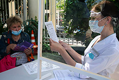 Полиция Москвы пресекла попытку сбыта фейковых справок о медотводе от прививки