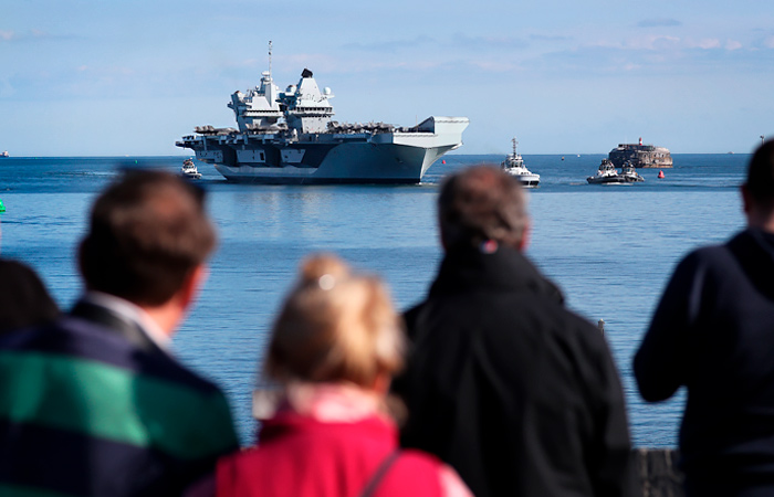 Вспышка COVID зафиксирована уже на половине кораблей британской авианосной группы
