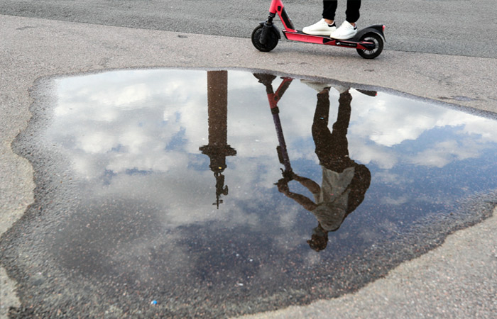 Максимальную скорость самокатов на части улиц Петербурга снизили до 15 км/ч