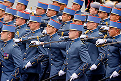 Военный парад в Париже начался с предложения руки и сердца