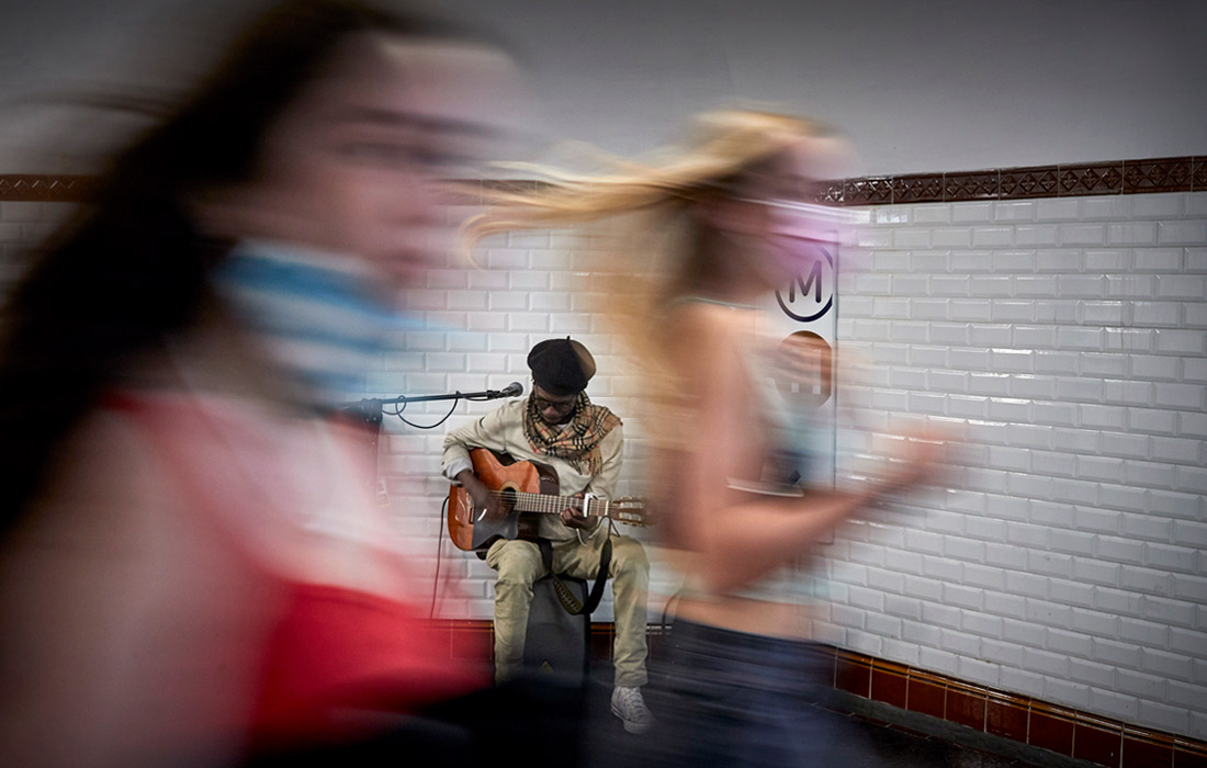 14 июля. В метро Парижа вернулись музыканты, которым было запрещено выступать более года назад из-за пандемии коронавируса.
