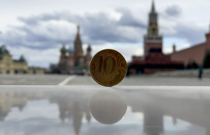 Рубль в четверг утром незначительно снижается к доллару и евро вслед за нефтью