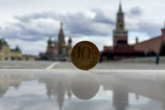 Рубль в четверг утром незначительно снижается к доллару и евро вслед за нефтью