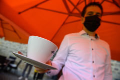 В Москве начнут проверять сотрудников сферы услуг на прохождение вакцинации