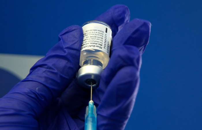 В Кремле заявили, что вопрос о ввозе иностранных вакцин не обсуждается
