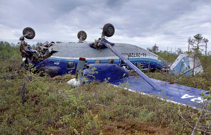 Аварийно севший Ан-28 перевернулся при посадке
