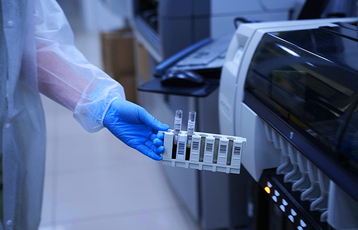 Гинцбург заявил, что антитела после болезни "омикроном" не защищают от "дельты"