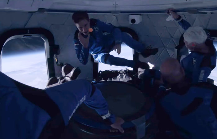 Джефф Безос опубликовал видео, снятое в космосе во время полета