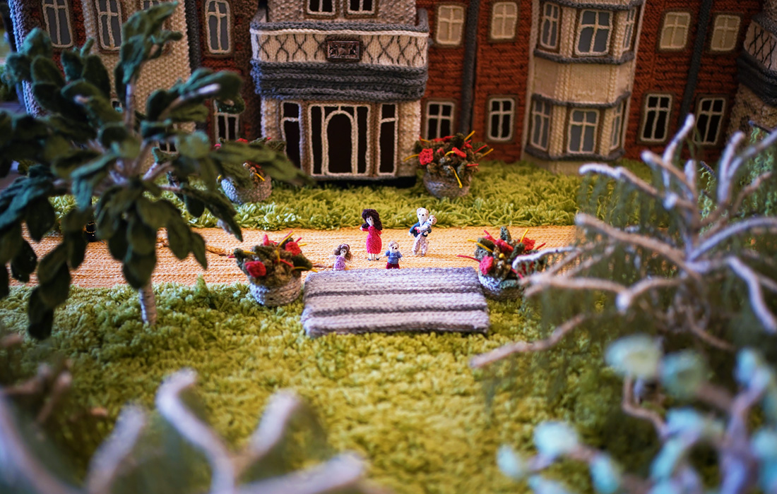 92-летняя англичанка Маргарет Симан создала вязанную миниатюру королевской резиденции в Норфолке. На фото: шерстяные версии герцога и герцогини Кембриджских и их детей.