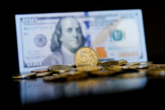 Рубль на старте торгов во вторник незначительно меняется к доллару и евро