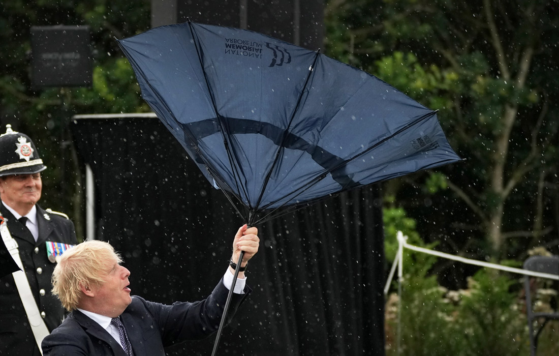 Премьер-министр Великобритании Борис Джонсон принял участие в церемонии открытия мемориальной доски в честь погибших сотрудников полиции в Стаффорде