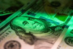 Доллар опустился ниже 73 рублей впервые с 1 июля